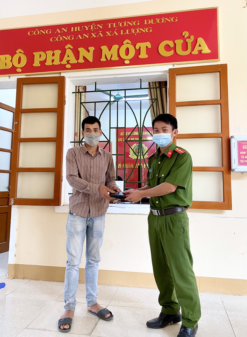 Công an xã Xá Lượng trao trả lại tài sản cho anh Cường