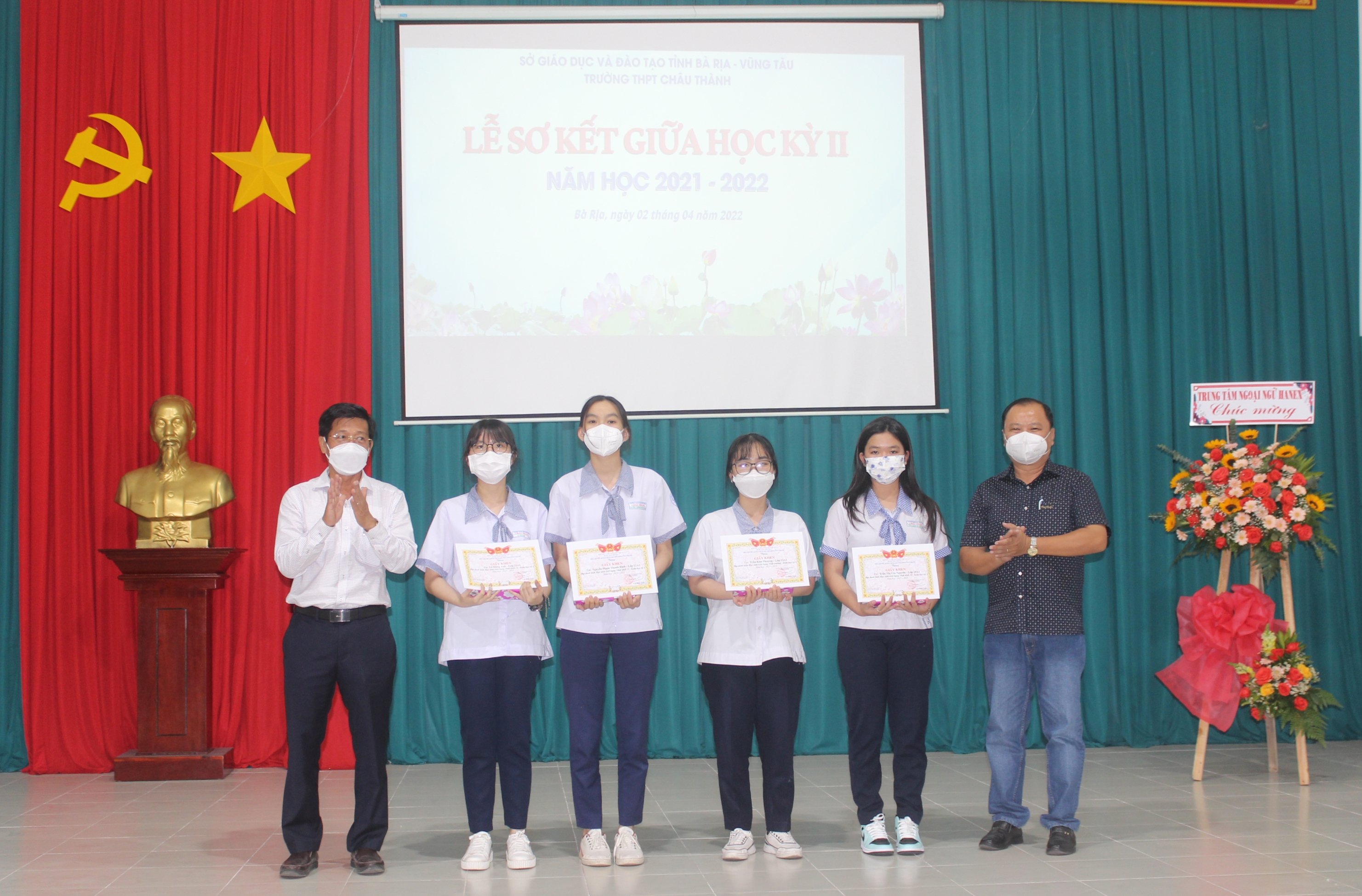 Ban Giám Hiệu và Ban Đại diện cha mẹ HS Trường THPT Châu Thành khen thưởng HS có thành tích học tập xuất sắc trong học tập. 