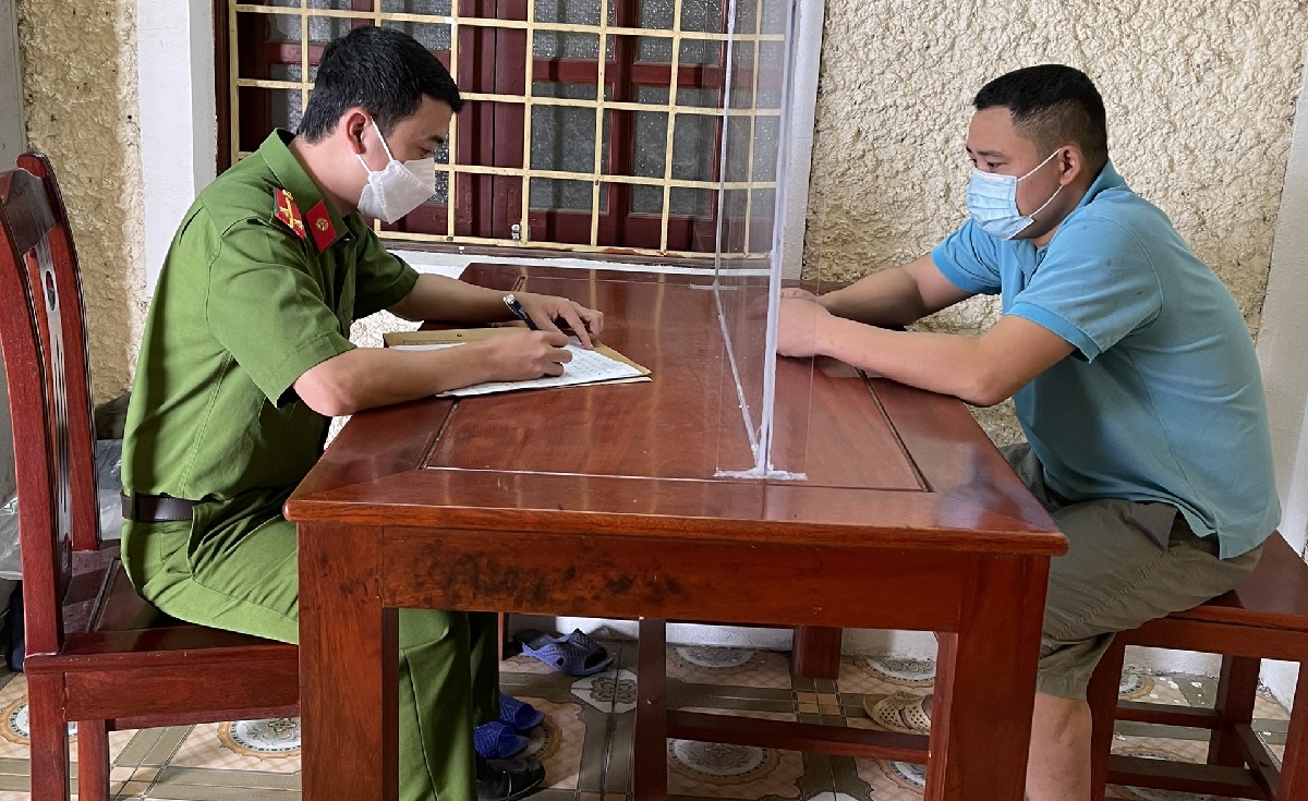  Cán bộ Công an huyện Diễn Châu lấy lời khai đối tượng Võ Hồng Chinh