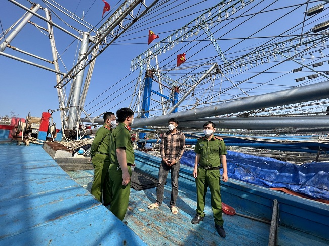 Công an xã Quỳnh Lập thường xuyên tuyên truyền pháp luật cho ngư dân