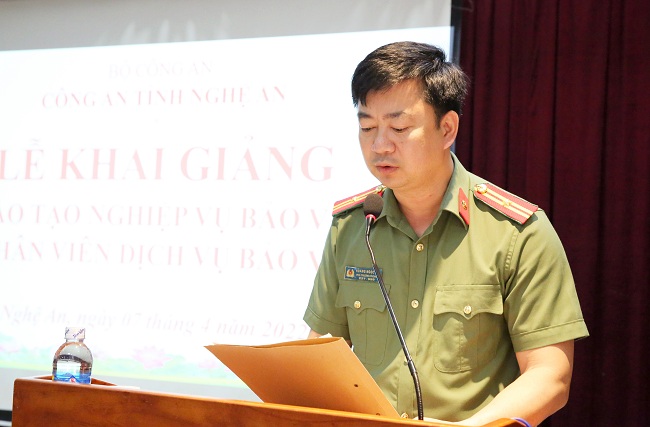 Đại diện Công an tỉnh Nghệ An yêu cầu ban tổ chức lớp tập huấn và các học viên nghiêm túc thực hiện nội dung, chương trình tập huấn nhằm đạt mục tiêu và yêu cầu đề ra…