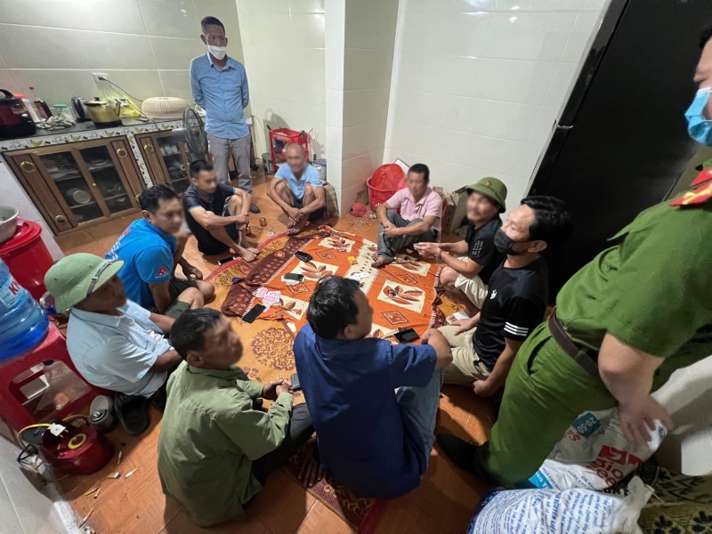 Các đối tượng bị bắt quả tang
