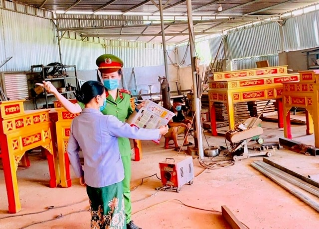 “Đi từng ngõ, gõ từng nhà” hướng dẫn, nhắc nhở người dân thực hiện nghiêm các quy định về PCCC