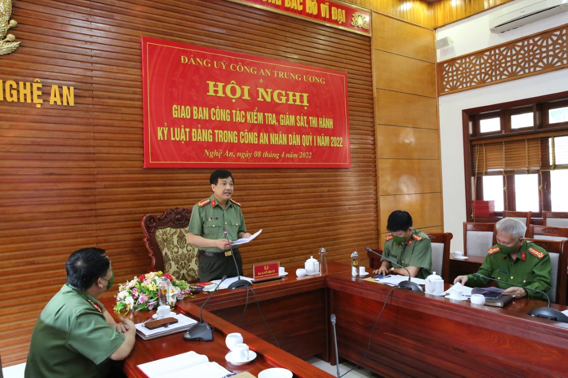 Đồng chí Đại tá Hồ Văn Tứ, Phó Giám đốc Công an tỉnh trình bày tham luận