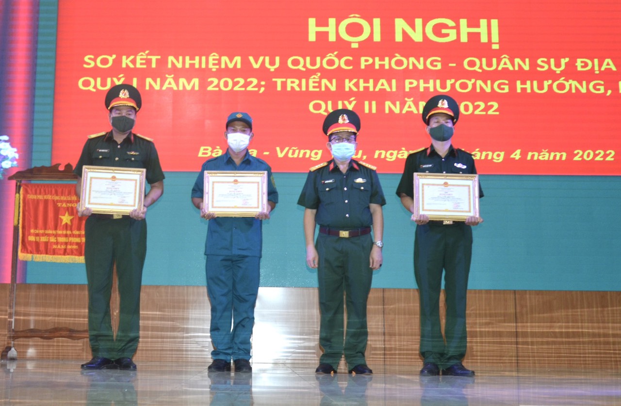 Đại tá Nguyễn Tâm Hùng, Chỉ huy trưởng Bộ CHQS tỉnh trao Bằng khen của Bộ trưởng Bộ Quốc phòng cho các tập thể, cá nhân có thành tích xuất sắc trong công tác phòng chống dịch COVID-19.