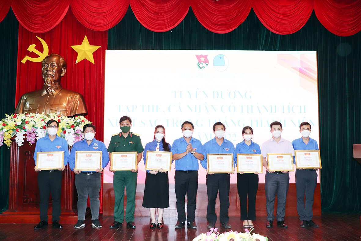 Anh Nguyễn Minh Triết, Phó Bí thư Tỉnh Đoàn trao Bằng khen cho các cá nhân có thành tích xuất sắc trong Tháng Thanh niên năm 2022.
