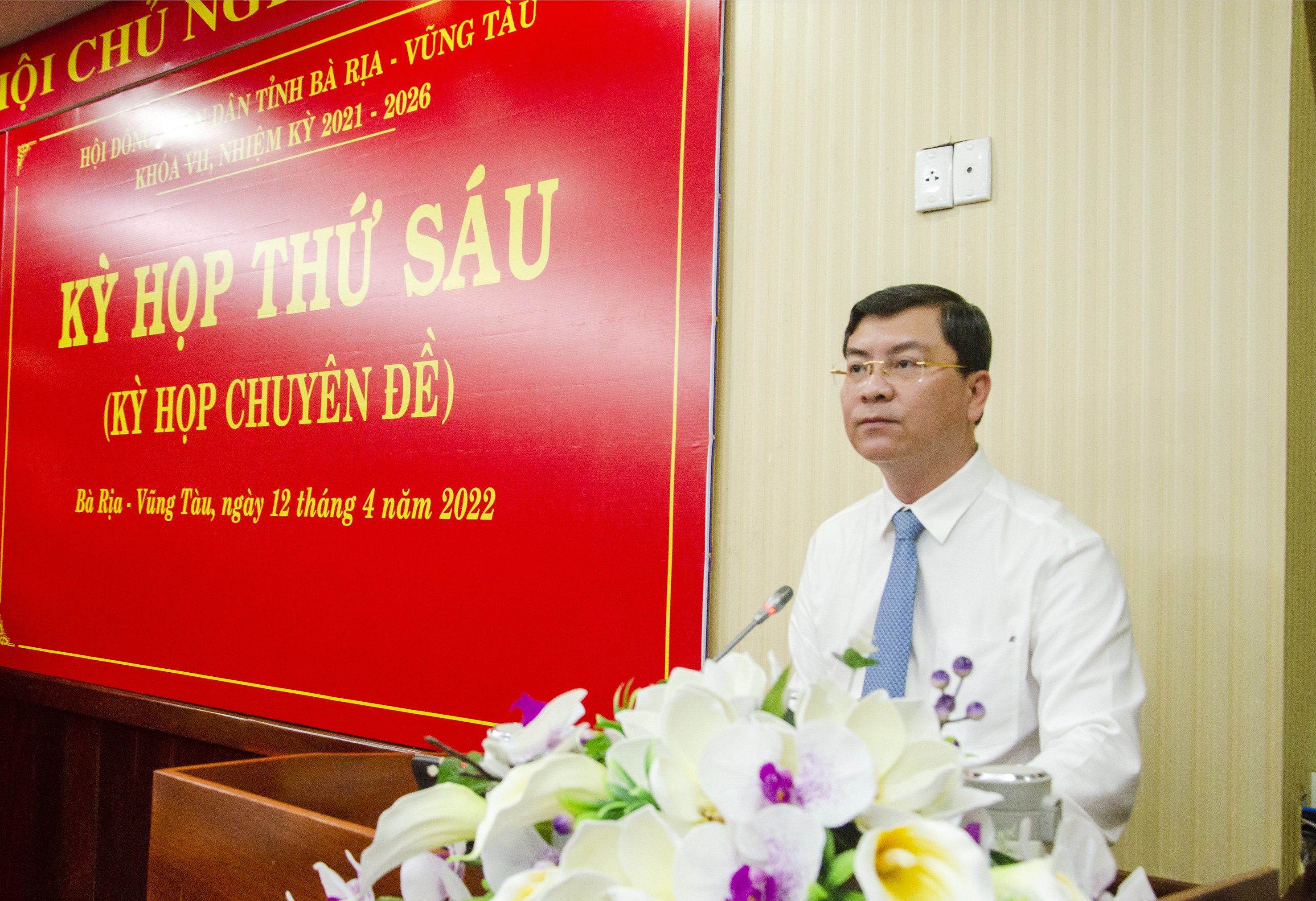 Ông Nguyễn Công Vinh, Phó Chủ tịch UBND tỉnh trình bày tóm tắt 2 tờ trình của UBND tỉnh trình tại Kỳ họp.