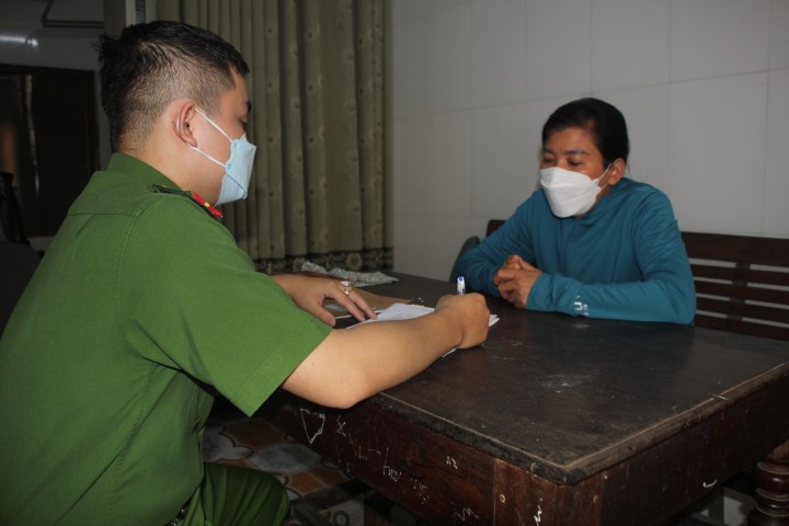 Cán bộ Công an thành phố Vinh lấy lời khai đối tượng Hà