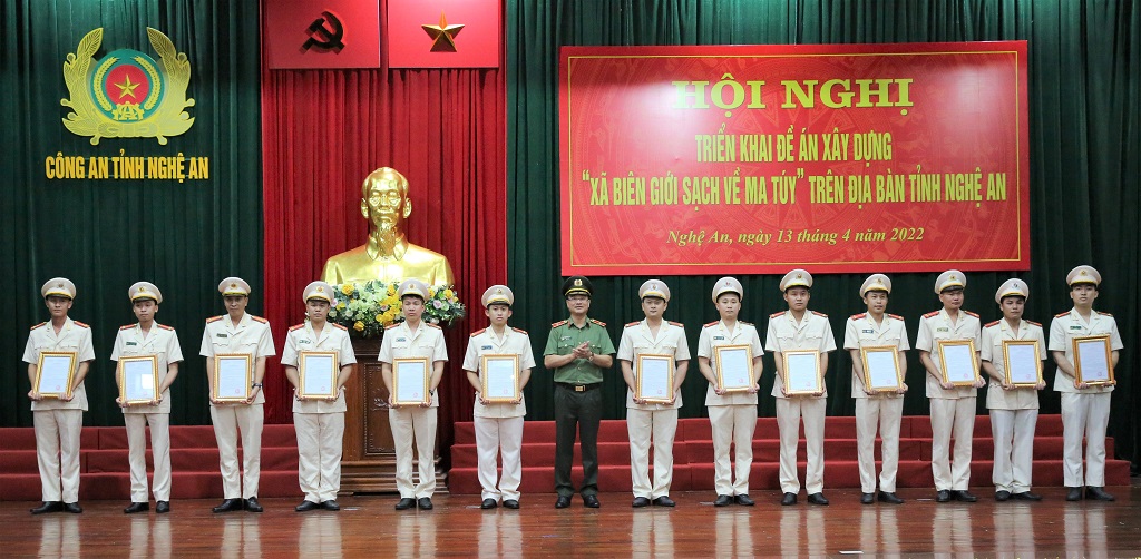 Đồng chí Thiếu tướng Phạm Thế Tùng, Uỷ viên BTV Tỉnh uỷ, Giám đốc Công an tỉnh trao quyết định điều động tăng cường 25 cán bộ chiến sỹ cho Công an các xã biên giới -ảnh: Đình Hưng
