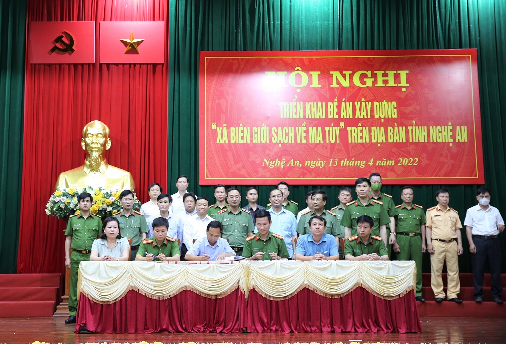 Ký biên bản kết nghĩa giữa Công an 12 đơn vị, địa phương với đại diện lãnh đạo 12 xã biên giới trọng điểm, khó khăn