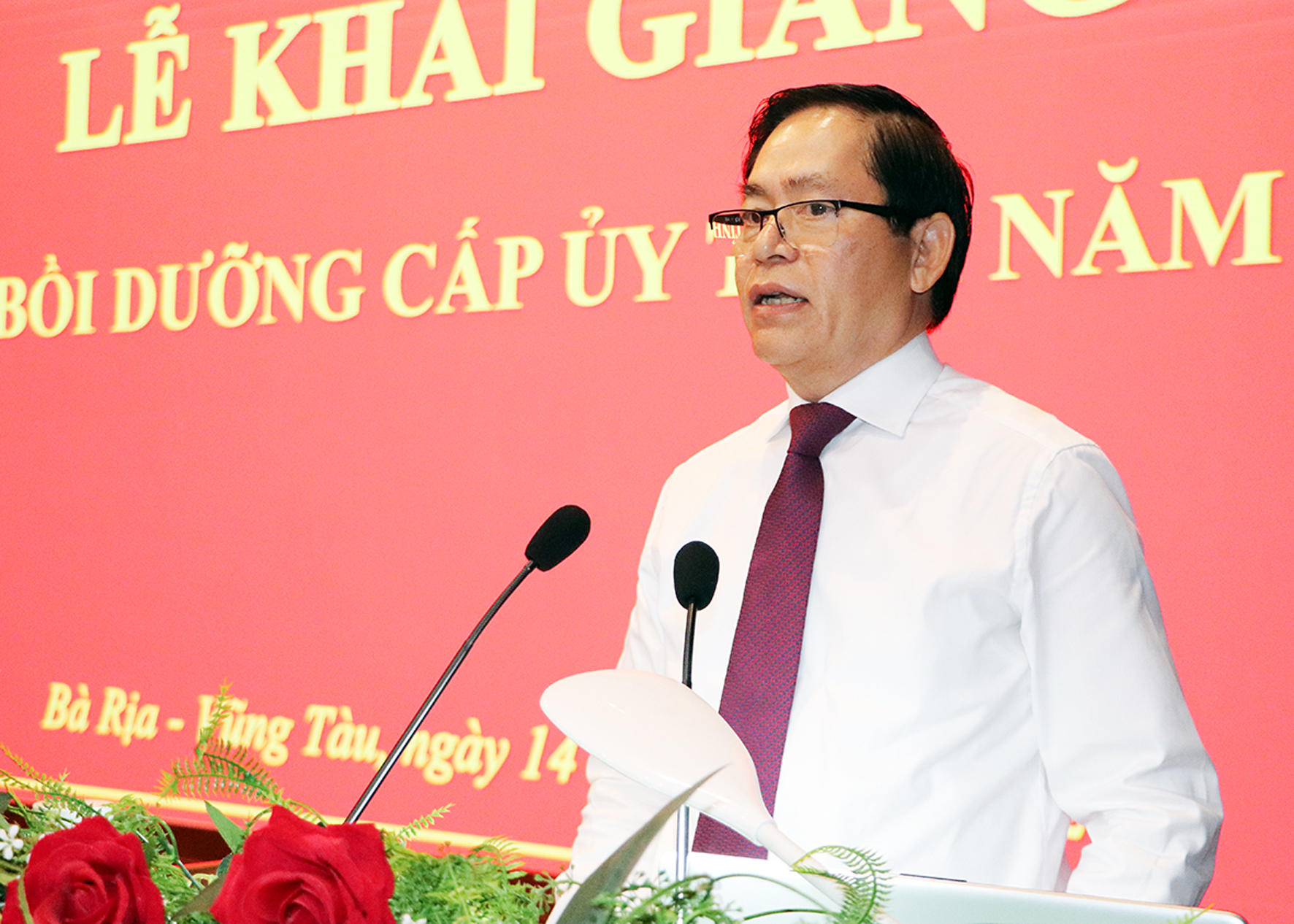 Ông Phạm Viết Thanh, Ủy viên Trung ương Đảng, Bí thư Tỉnh ủy, Chủ tịch HĐND tỉnh phát biểu khai giảng Lớp bồi dưỡng.