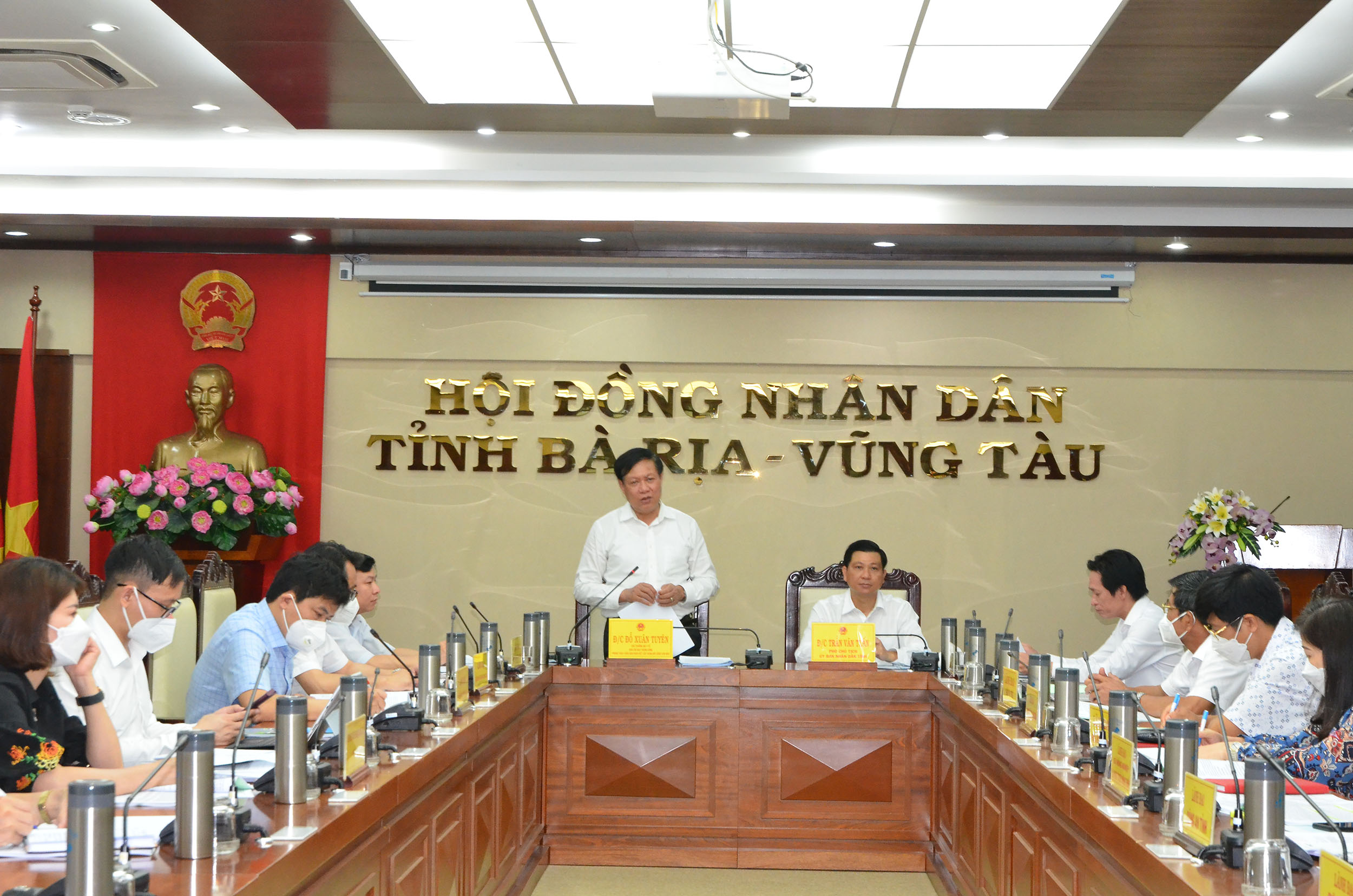 Ông Đỗ Xuân Tuyên, Thứ trưởng Bộ Y tế, Trưởng Đoàn Kiểm tra phát biểu chỉ đạo tại buổi làm việc với UBND tỉnh.