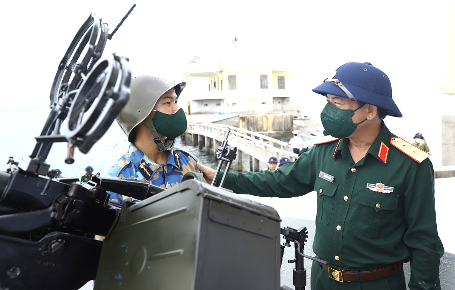 Trung tướng Trịnh Văn Quyết hỏi thăm, động viên chiến sĩ đang công tác tại đảo Cô Lin, quần đảo Trường Sa.