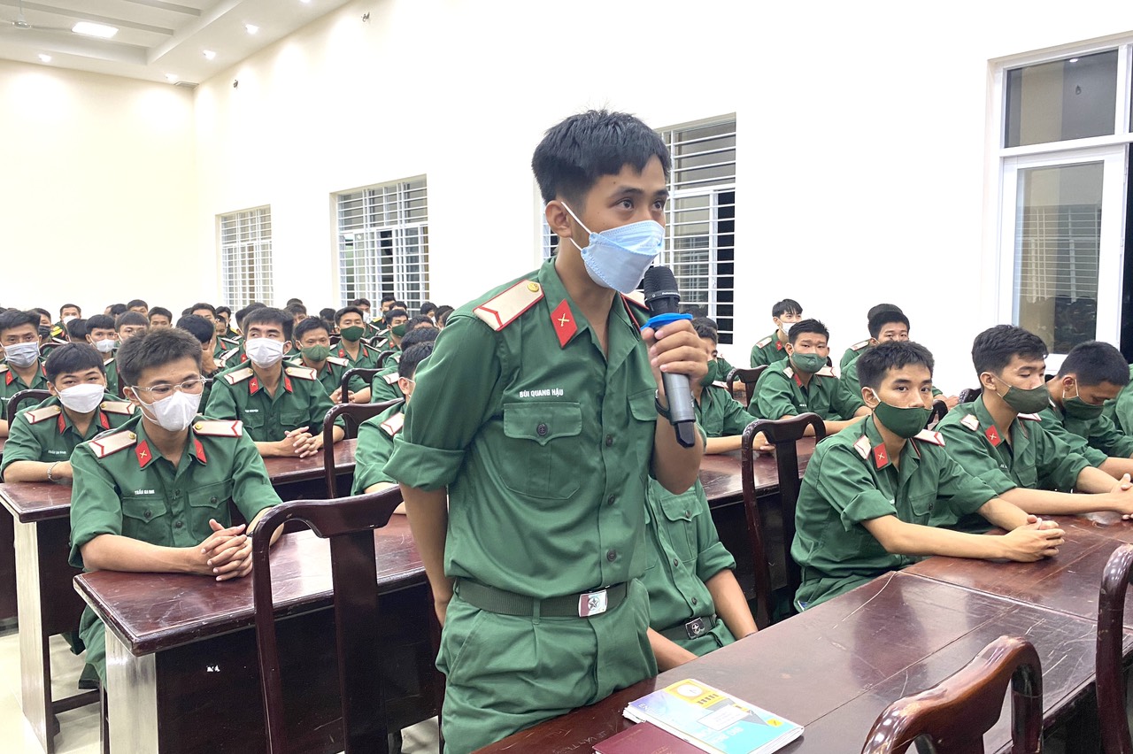 Chiến sĩ Bùi Quang Hậu (Tiểu đội 16, Trung đội 6, Đại đội 2, Tiểu đoàn 440, Trung đoàn Minh Đạm) phát biểu ý kiến tại buổi đối thoại.