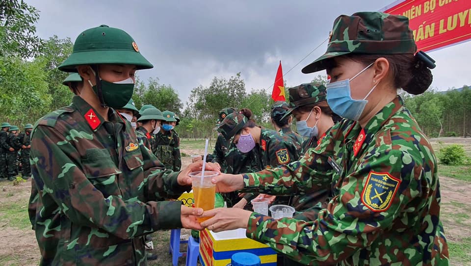 Phụ nữ LLVT tỉnh phát nước cho chiến sĩ mới trong chương trình “Tiếp sức mùa huấn luyện”.