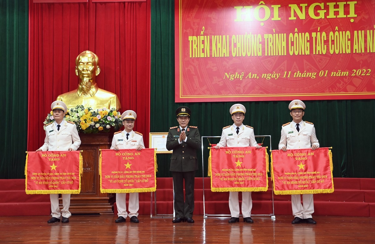 Đồng chí Thượng tướng Lương Tam Quang, Thứ trưởng Bộ Công an  trao Cờ thi đua của Bộ Công an cho đại diện Phòng Tham mưu Công an tỉnh Nghệ An - đồng chí Thượng tá Trần Ngọc Tuấn