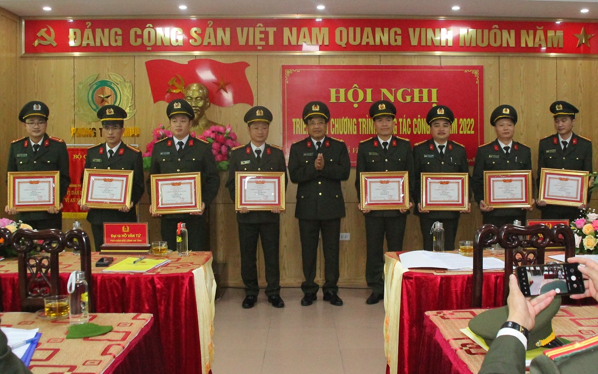 Đồng chí Đại tá Hồ Văn Tứ, Phó Giám đốc Công an tỉnh trao danh hiệu “Chiến sỹ thi đua cơ sở” cho các cá nhân của Phòng Tham mưu 