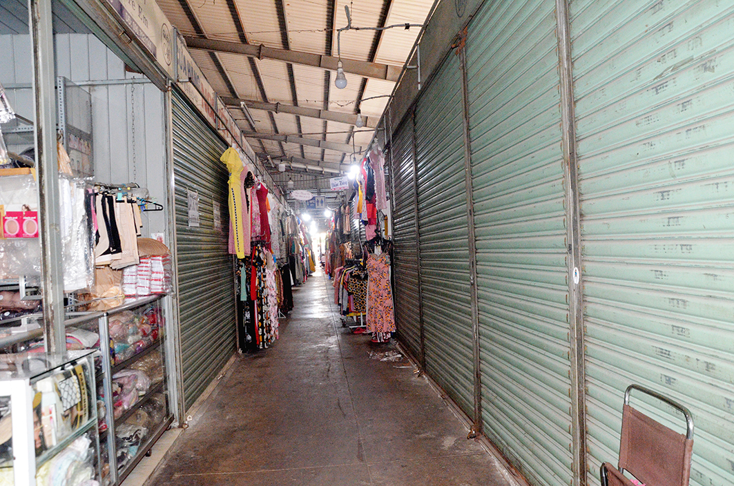 Một loạt ô sạp kinh doanh trong nhà lồng chính chợ Vũng Tàu nghỉ bán, treo bảng sang sạp.