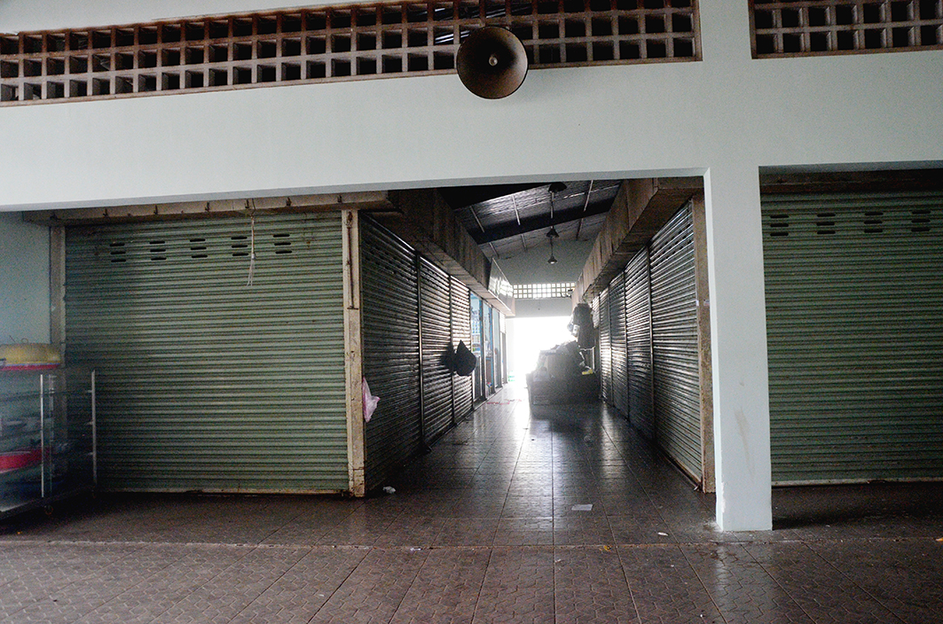Một loạt ô sạp kinh doanh trong nhà lồng chính chợ Long Tân nghỉ bán.