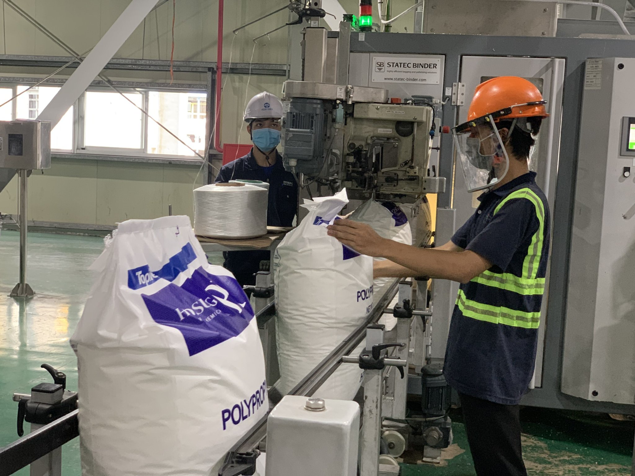 Công nhân đóng gói sản phẩm sợi tại Công ty Hyosung một trong những dự án lớn vừa đi vào hoạt động cuối năm 2021. Ảnh: TRÀ NGÂN