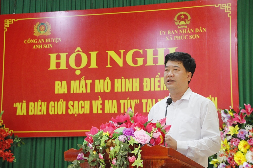 Đồng chí Nguyễn Hữu Sáng, Bí thư Huyện ủy Anh Sơn phát biểu tại Hội nghị