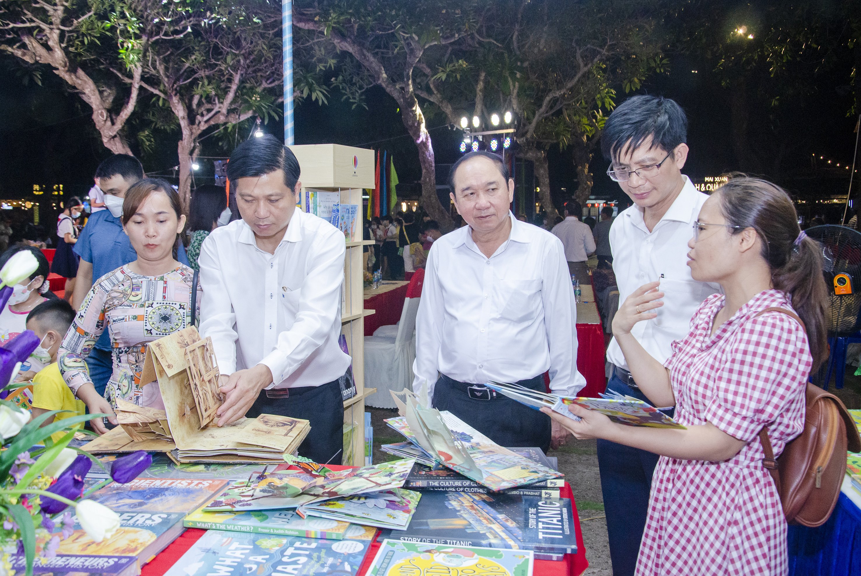 Đại biểu tham quan các gian hàng sách tại Ngày sách và Văn hóa đọc Việt Nam tỉnh Bà Rịa - Vũng Tàu năm 2022.