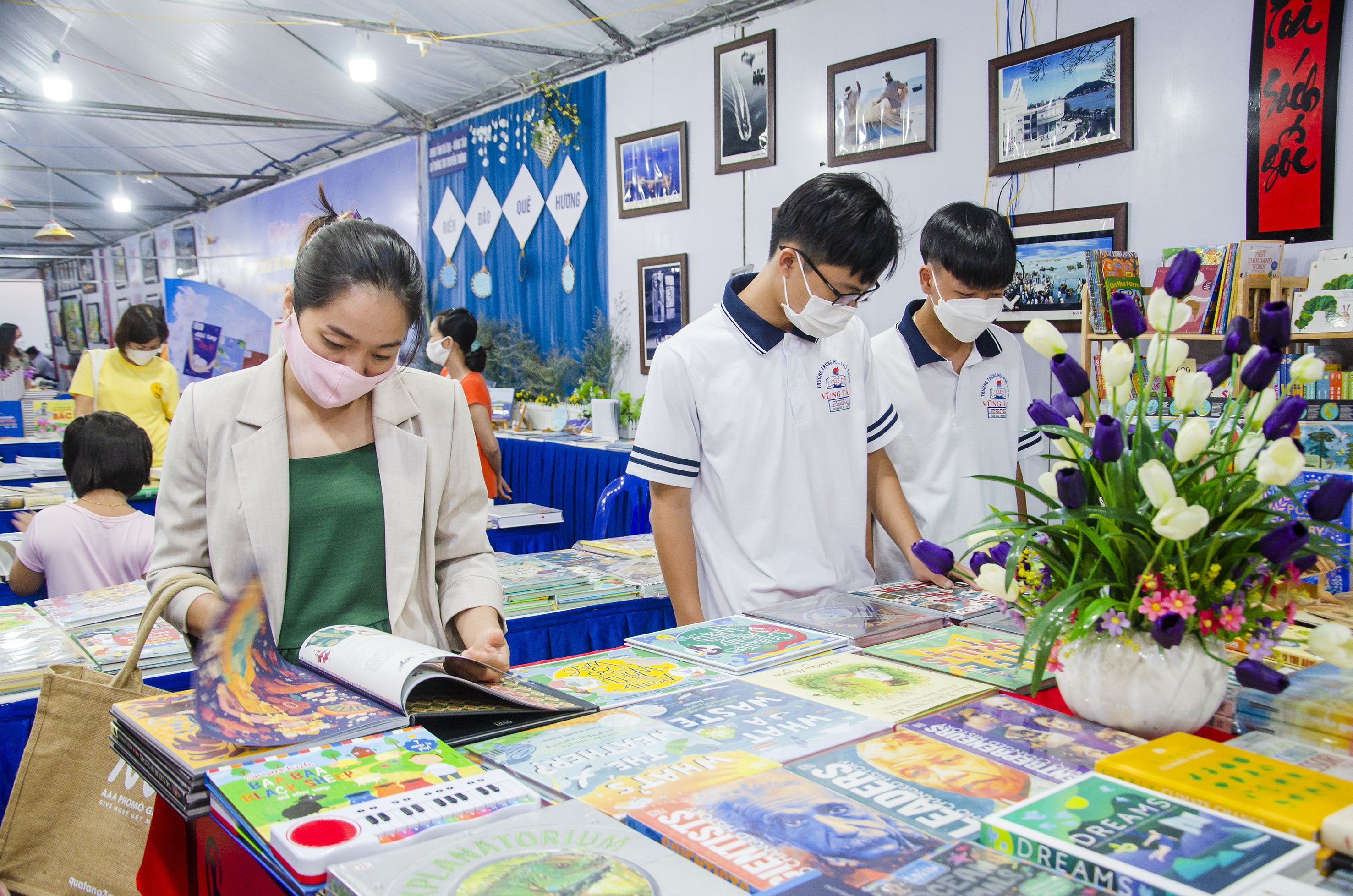 Khu vực triển lãm, hội chợ sách với hơn 1.500 bản sách có nội dung phong phú, đa dạng ở nhiều lĩnh vực.