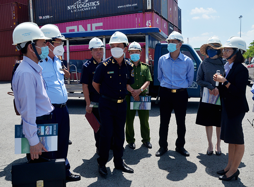 Đoàn công tác Văn phòng Thường trực Ban Chỉ đạo 389 quốc gia khảo sát nắm tình hình, kết quả thực hiện phòng chống buôn lậu, gian lận thương mại và hàng giả tại cảng TCIT (TX. Phú Mỹ) sáng 21/4/2022.