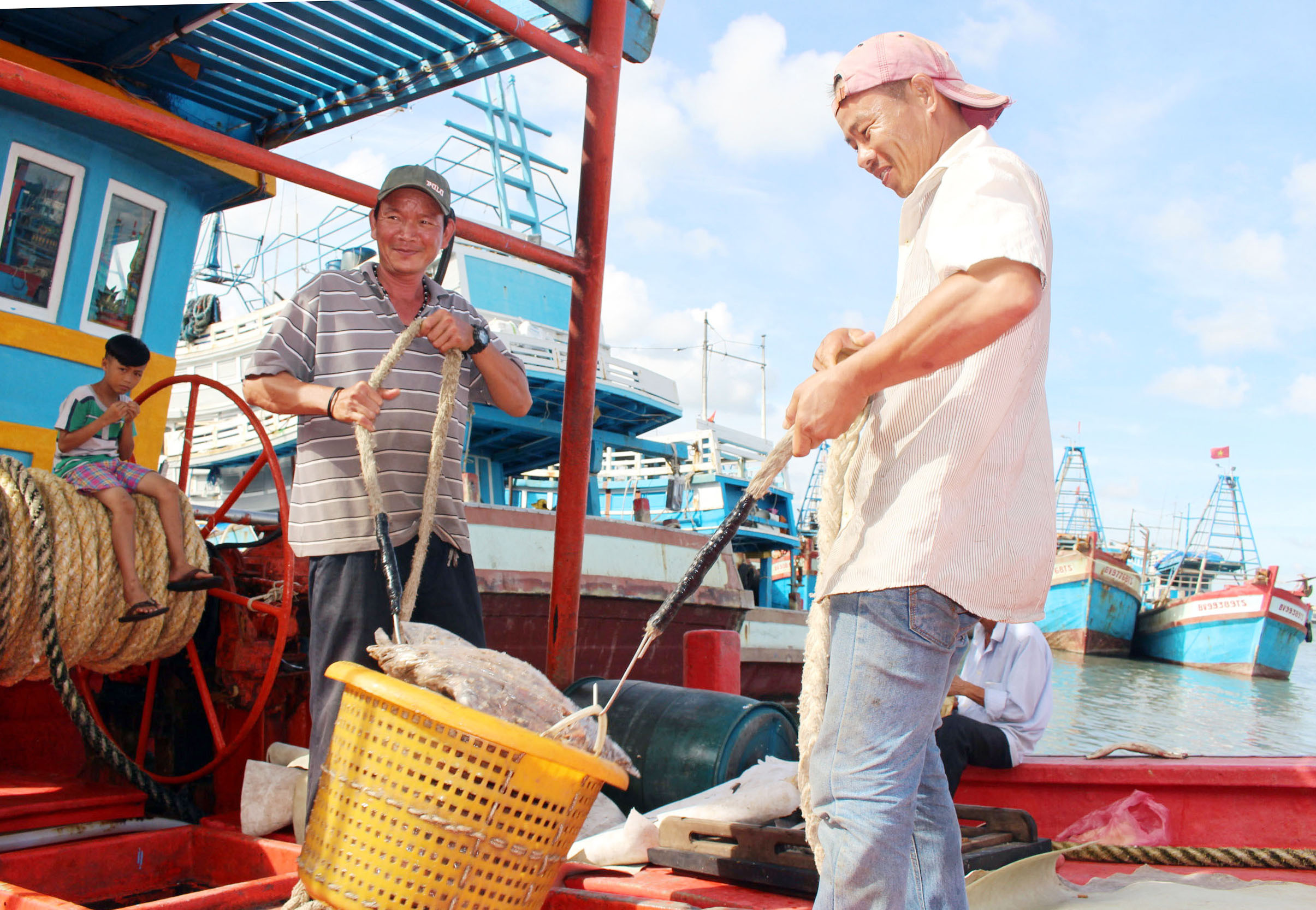 Ngư dân chuyển hải sản từ khoang tàu xuống để đưa đi tiêu thụ tại cảng Bến Đá (phường 5, TP. Vũng Tàu).