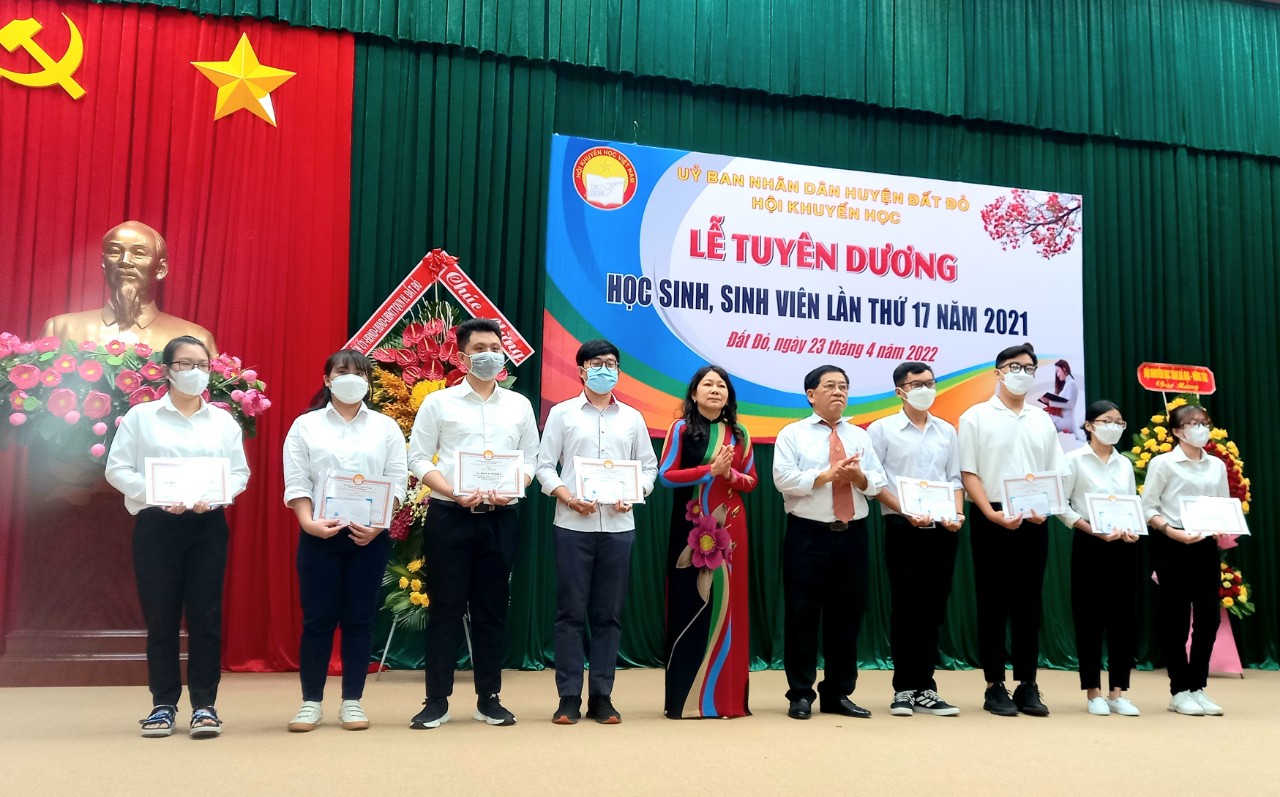 Ông Nguyễn Thừa Lợi - Chủ tịch hội KH huyện và Bà Đỗ Thị Hồng - Ủy viên Ban Thường Vụ Huyện Ủy – Phó Chủ tịch UBND huyện (đứng giữa) trao tặng học bổng cho các em sinh viên.