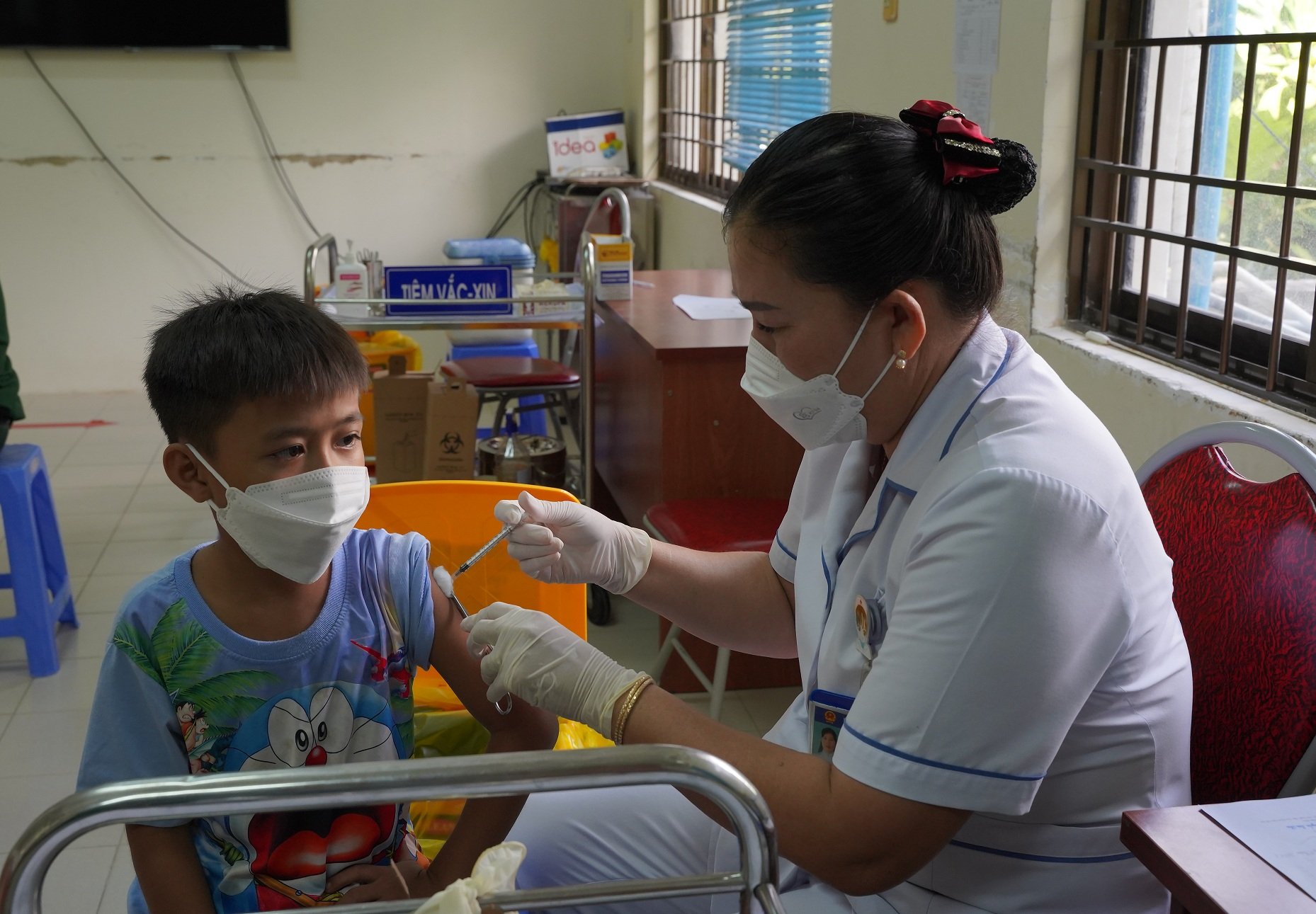 Nhân viên y tế Côn Đảo tiêm vắc xin phòng COVID-19 cho trẻ.