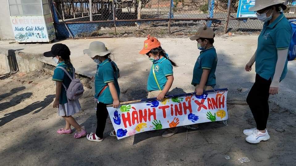 Hóa thân thành “chiến binh xanh”, các bé Trường Mầm non Xanh Tuệ Đức đã cùng nhau nhặt rác, làm sạch bãi biển Thủy Tiên.