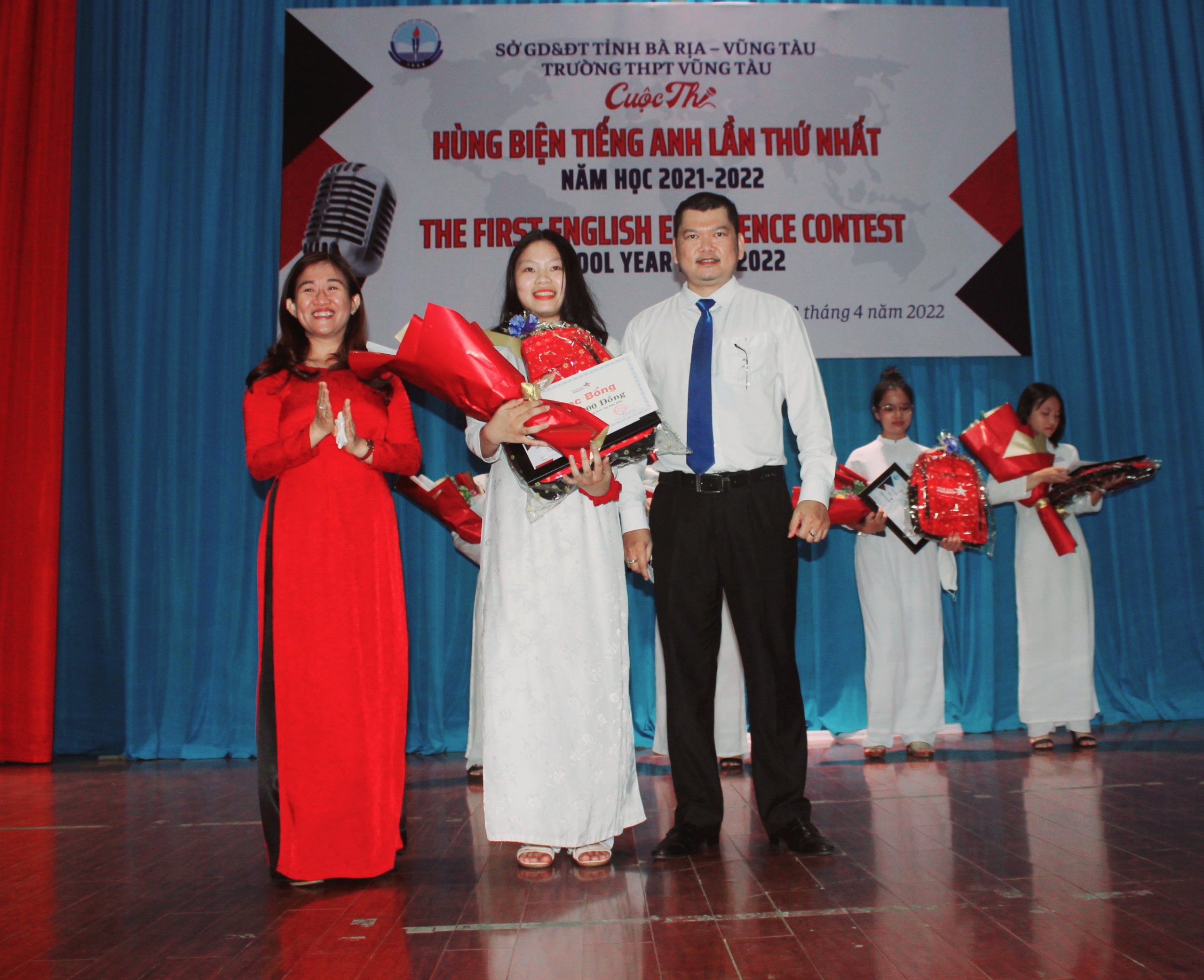 Ban Tổ chức trao giải Nhất cho em Nguyễn Tô Thị Tuyết Như.