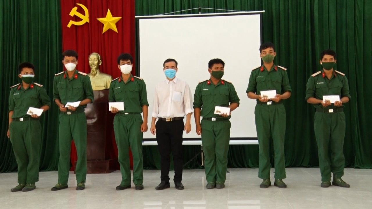Huyện Long Điền thăm chiến sĩ mới - Báo Bà Rịa Vũng Tàu Online