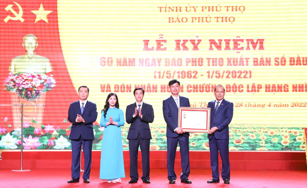 Thừa ủy quyền của Chủ tịch nước, ông Hoàng Công Thủy, Phó Bí thư Thường trực Tỉnh ủy Phú Thọ trao Huân chương Độc lập hạng Nhì cho Báo Phú Thọ.