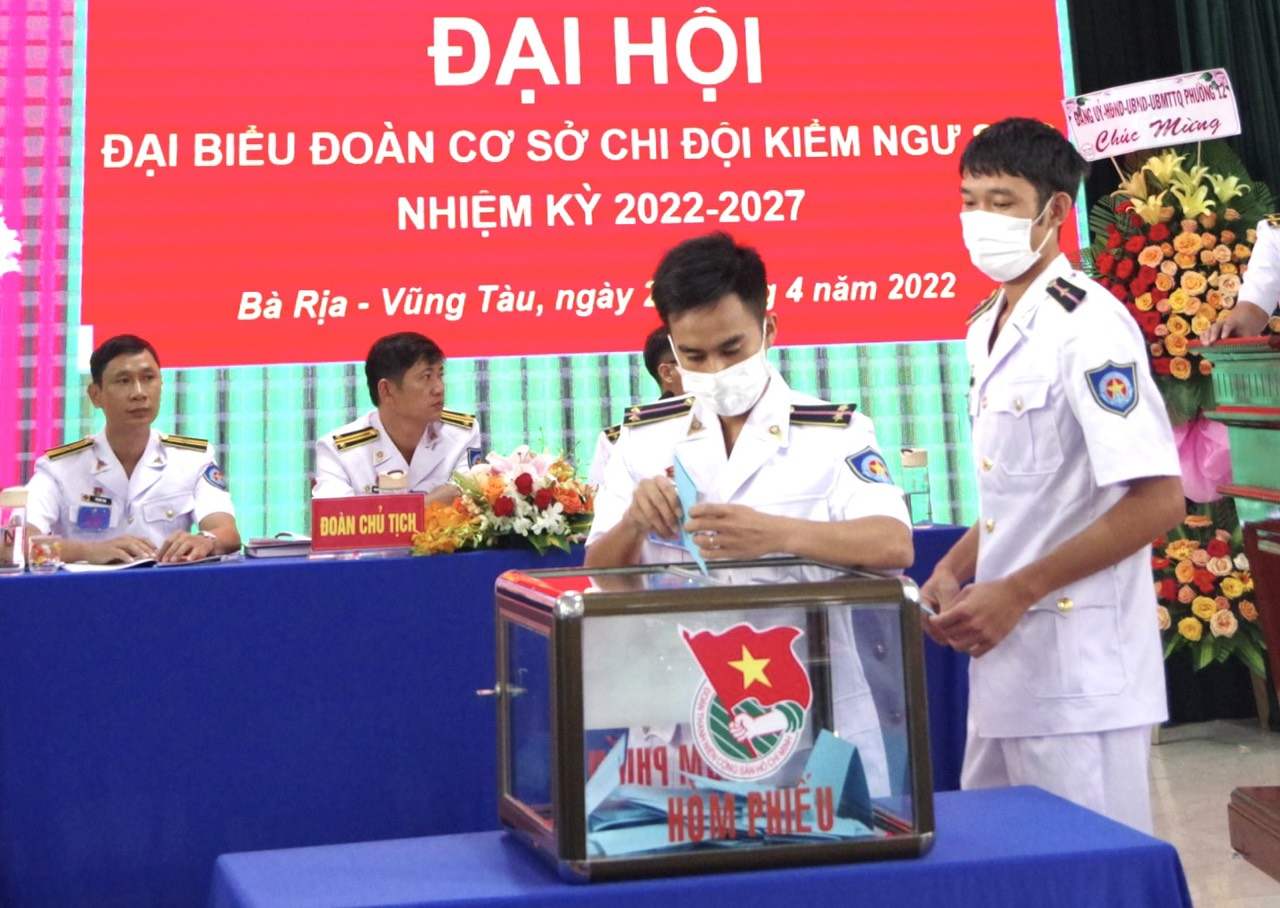 Các đại biểu bỏ phiếu bầu Ban Chấp hành Đoàn Thanh niên Chi đội Kiểm ngư số 2 nhiệm kỳ 2022-2027.