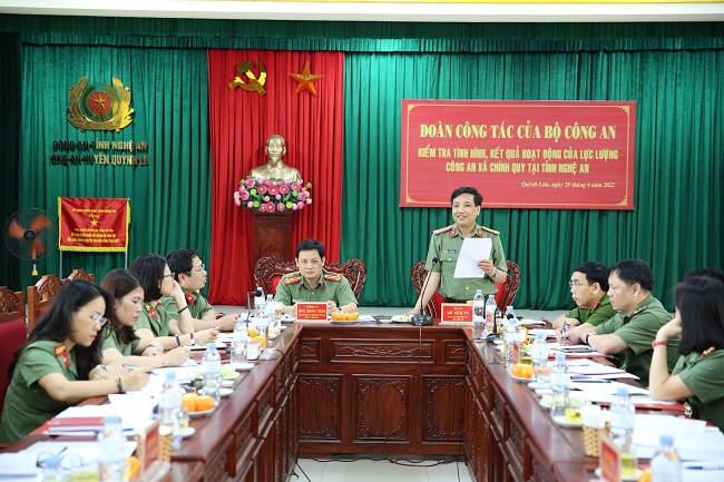 Đồng chí Đại tá Hồ Văn Tứ, Phó Giám đốc Công an tỉnh báo cáo kết quả hoạt động của lực lượng Công an xã chính quy