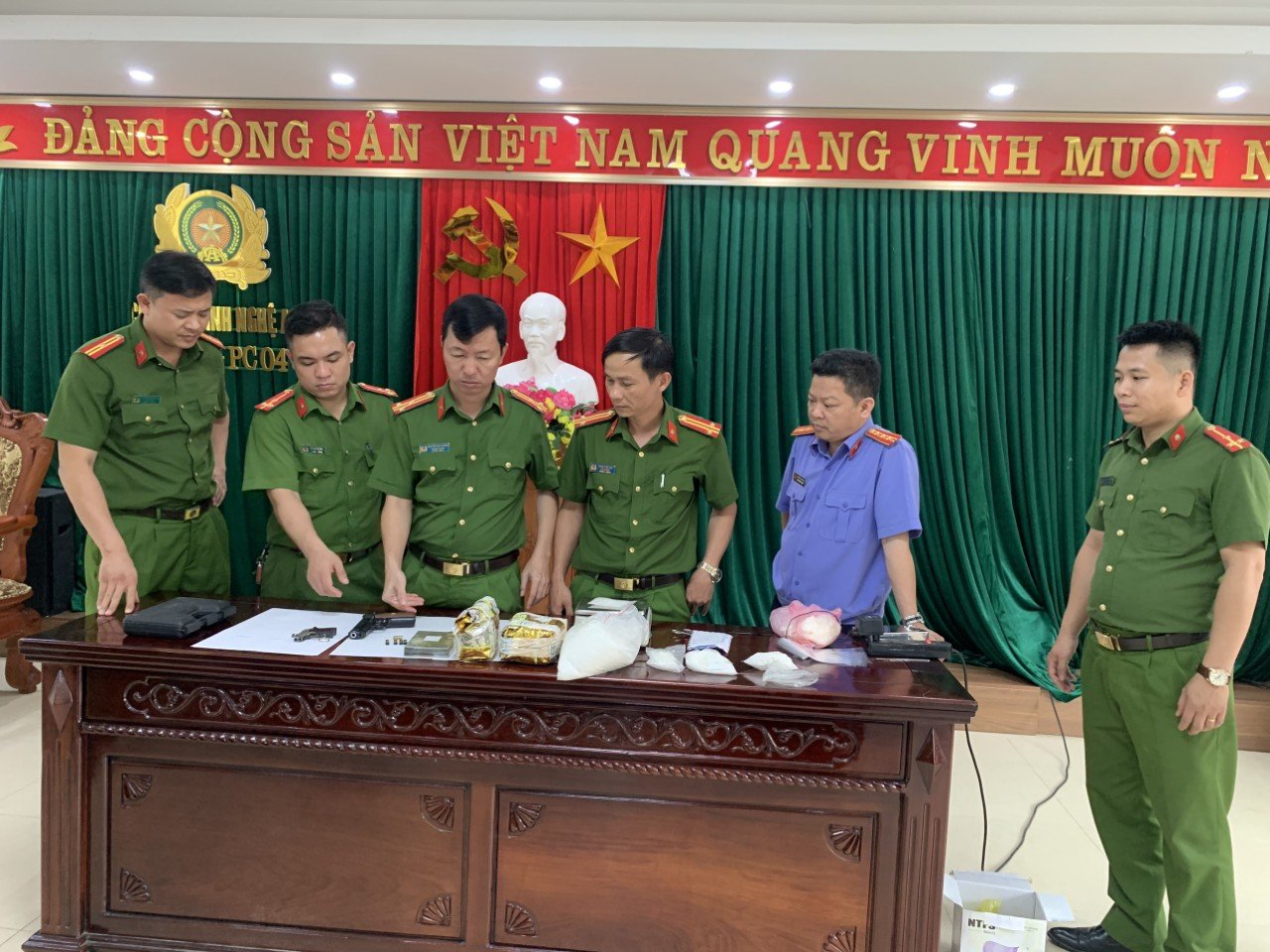Lực lượng chức năng tiến hành kiểm đếm tang vật
