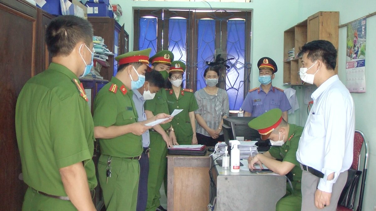 Cơ quan chức năng tống đạt quyết định khởi tố 02 bị can Tạ Xuân Ngọc và Cao Thị Thanh Thuận