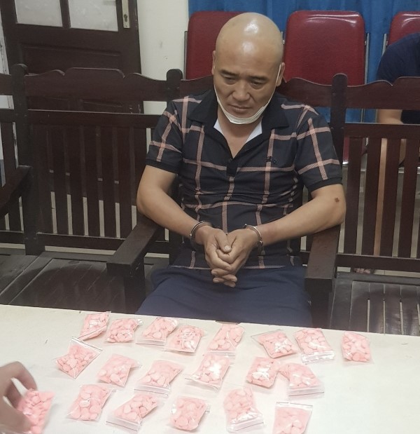 Đối tượng Nguyễn Sỹ Toàn và tang vật tại cơ quan Công an 