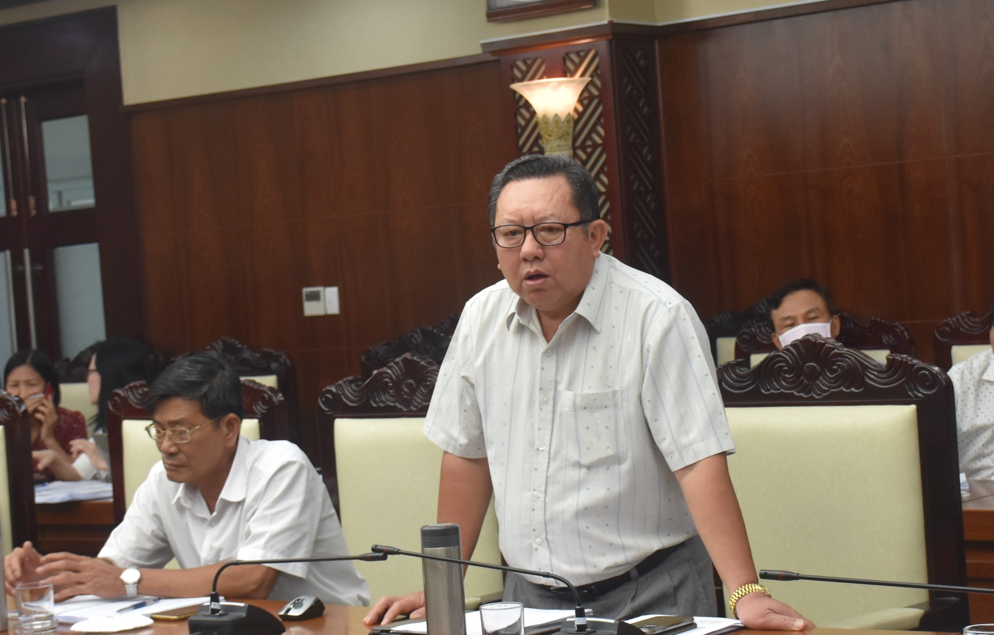 Bác sĩ Nguyễn Tấn Đạt, Chánh Văn phòng Sở Y tế nêu những vướng mắc trong việc triển khai các chính sách, chế độ hỗ trợ cho đội ngũ cán bộ, nhân viên TYT.