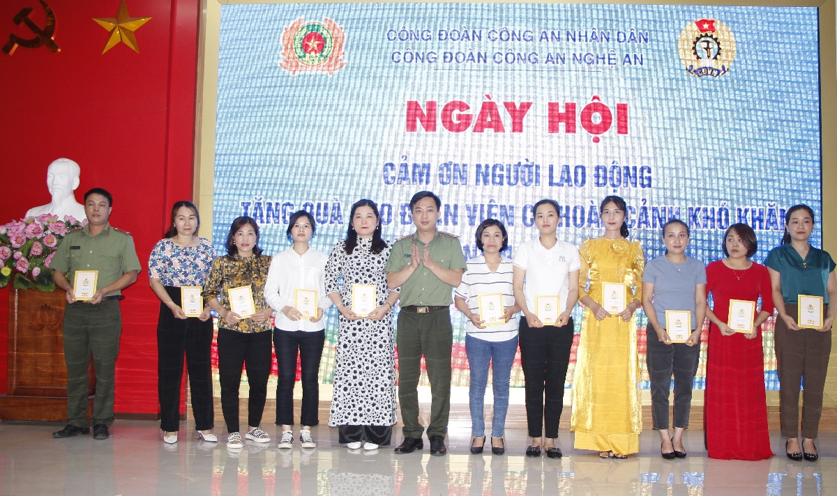 Đồng chí Đại tá Nguyễn Đức Hải, Phó Giám đốc Công an tỉnh và đồng chí Thượng úy Dương Quốc Cường, Chủ tịch Công đoàn Công an tỉnh tặng quà cho các đoàn viên Công đoàn có hoàn cảnh khó khăn