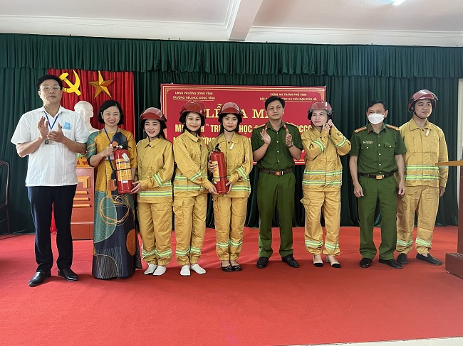 Đội Cảnh sát phòng cháy chữa cháy và cứu nạn cứu hộ Công an thành phố Vinh tặng bình chữa cháy cho nhà trường