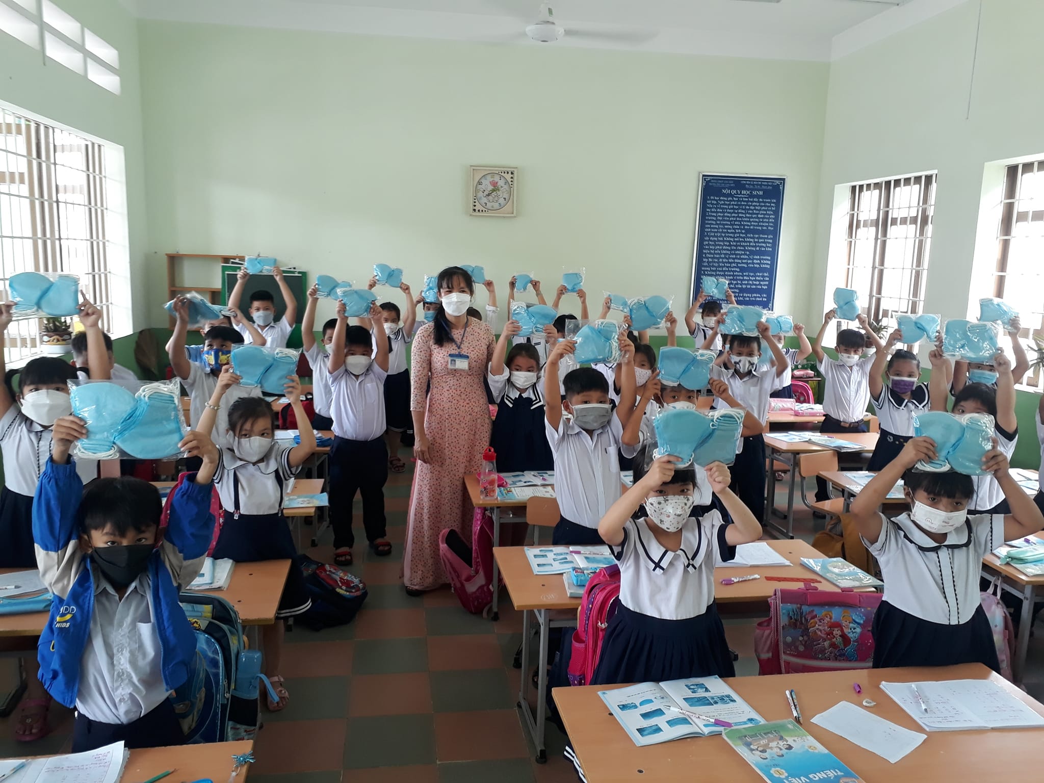 Mỗi học sinh Trường Tiểu học Long Điền được nhận 10 khẩu trang vải kháng khuẩn.