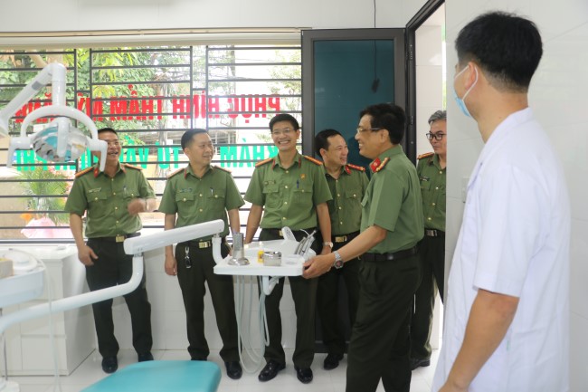 Đồng chí Đại tá Hồ Văn Tứ - Phó Giám đốc Công an tỉnh cùng lãnh đạo một số phòng tham quan cơ sở vật chất phòng khám