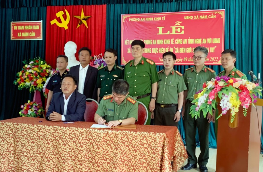 Đồng chí Thượng tá Hoàng Nghĩa Hiếu, Trưởng phòng An ninh kinh tế Công an tỉnh Nghệ An và ông Lầu Bá Chày, Chủ tịch UBND xã Nậm Cắn ký giao ước kết nghĩa