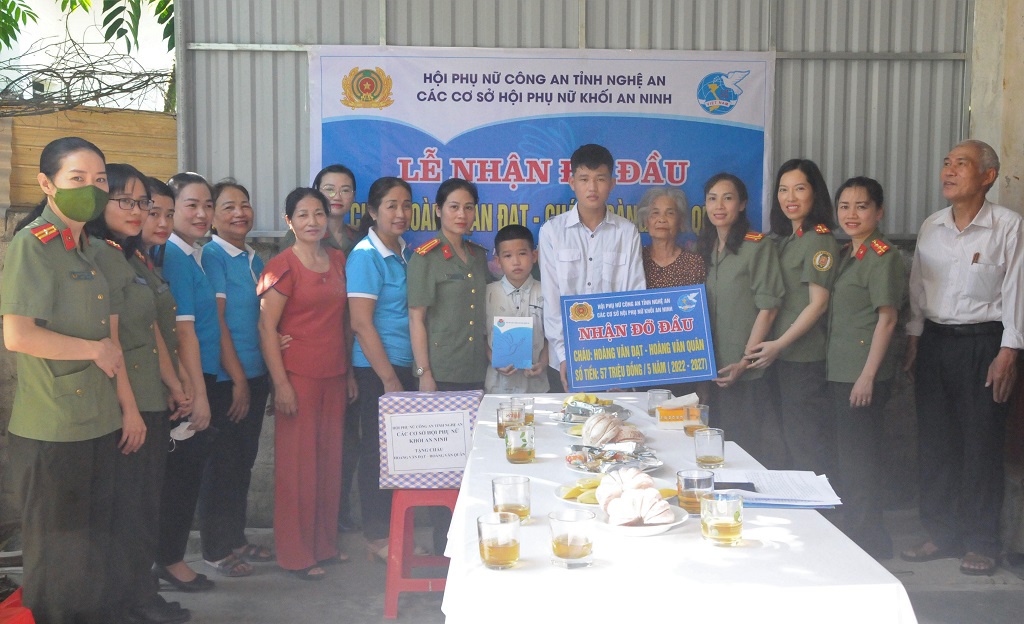 02 anh em cháu Hoàng Văn Đạt và Hoàng Văn Quân đã có “mẹ đỡ đầu” là hội viên các cơ sở Hội Phụ nữ khối An ninh Công an tỉnh