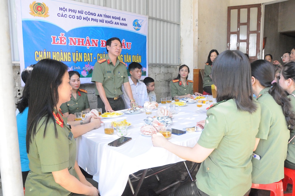 Đại diện cấp ủy, lãnh đạo các đơn vị, Trung tá Trần Văn Thành, Phó Trưởng phòng An ninh nội địa mong muốn 02 cháu luôn chăm ngoan, học giỏi, không phụ sự quan tâm, chăm sóc của các “mẹ đỡ đầu”