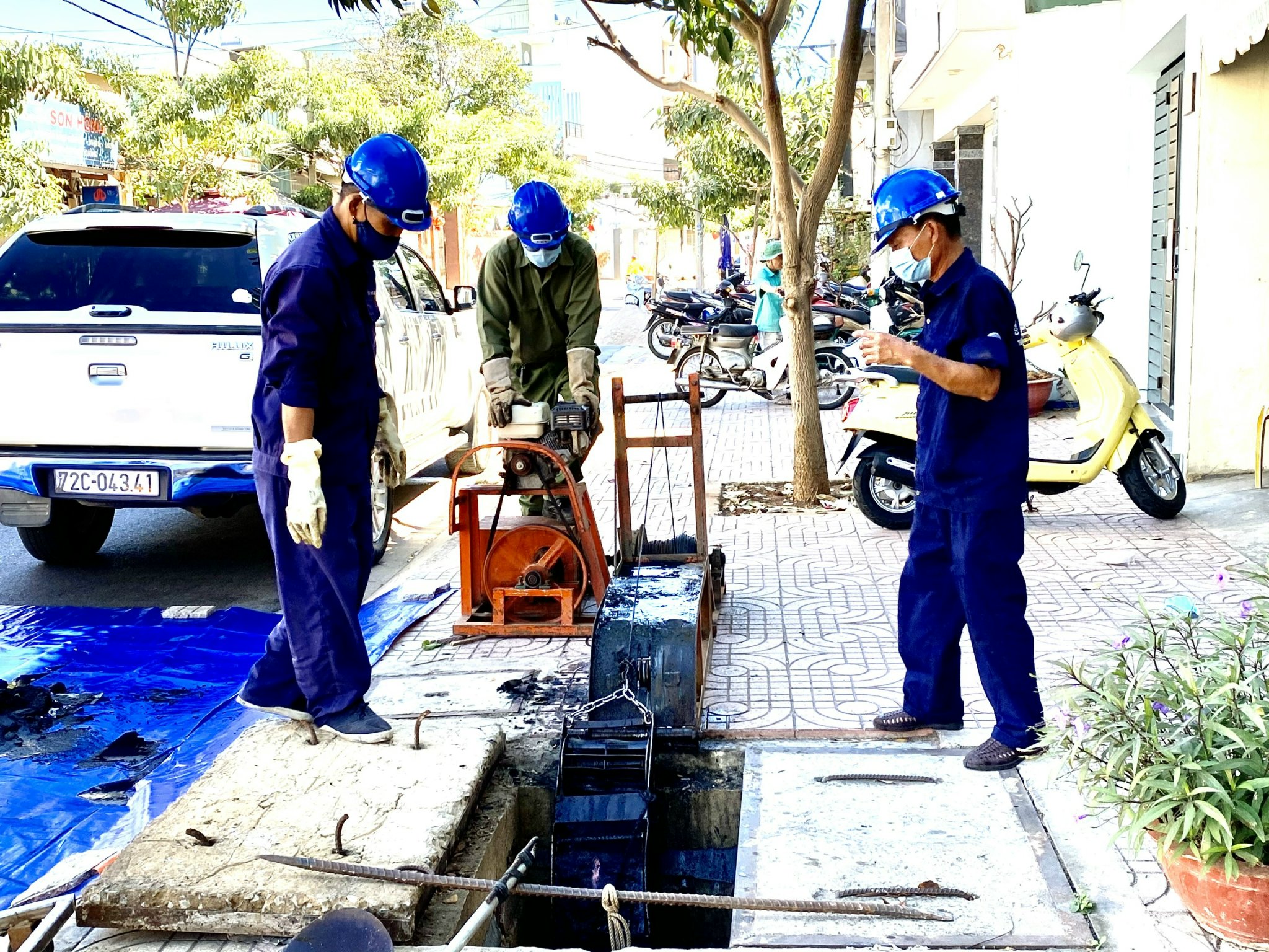 Công nhân Busadco thi công nạo vét các tuyến ống trên đường Chu Mạnh Trinh, TP. Vũng Tàu.
