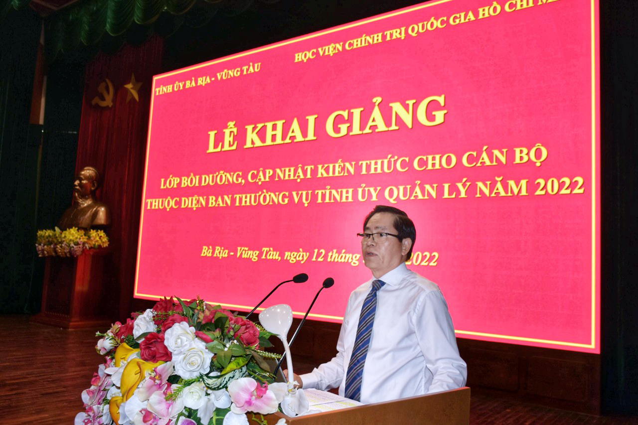 Ông Phạm Viết Thanh, Ủy viên Trung ương Đảng, Bí thư Tỉnh ủy, Chủ tịch HĐND tỉnh phát biểu tại lễ khai giảng.